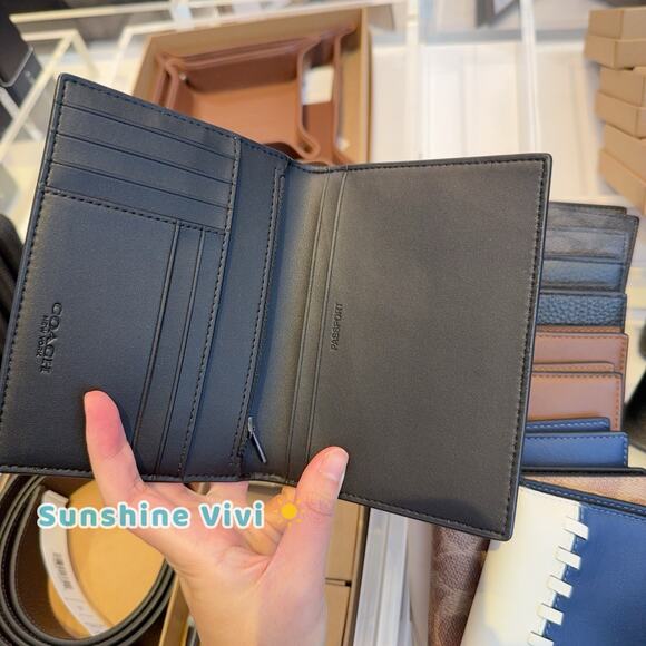 NWT Coach CW170 Passport Case in Signature Canvas Tan/Black - Picture 3 of 6